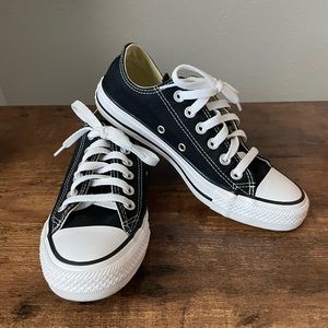 Low top black converse